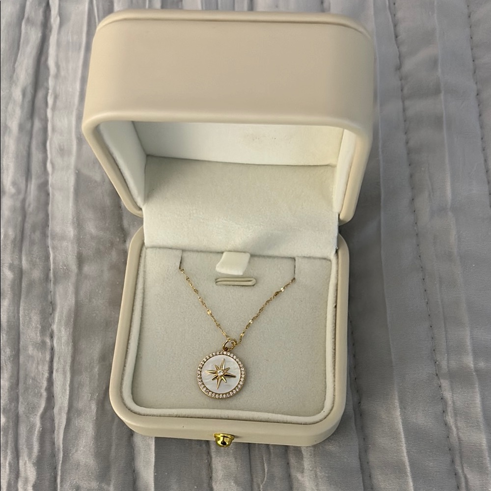 Elegant Gold Star Pendant Necklace